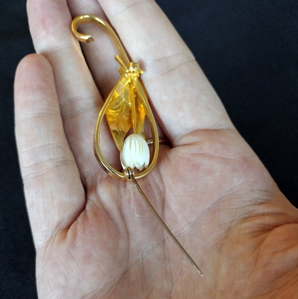 Floral Gold and White Brooch - Picture 8 of 9